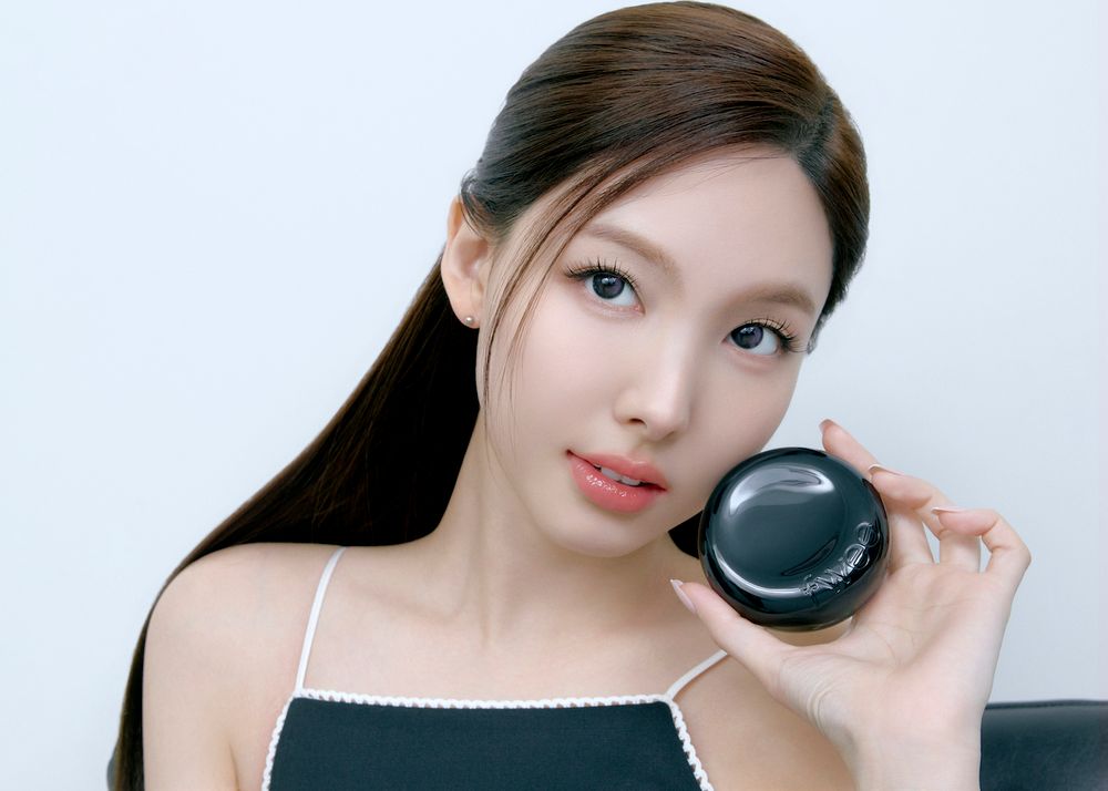 TWICE娜璉愛用底妝台灣開賣！風靡韓國「fwee持妝黑氣墊」一拍輕盈、柔焦毛孔，高級感半霧奶油肌真的愛了！-4