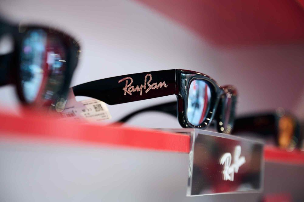 Jennie巨型Ray-Ban雷朋打卡牆空降信義區！珍妮6大同款墨鏡幫你整理好、慶生戴的是這支！-10