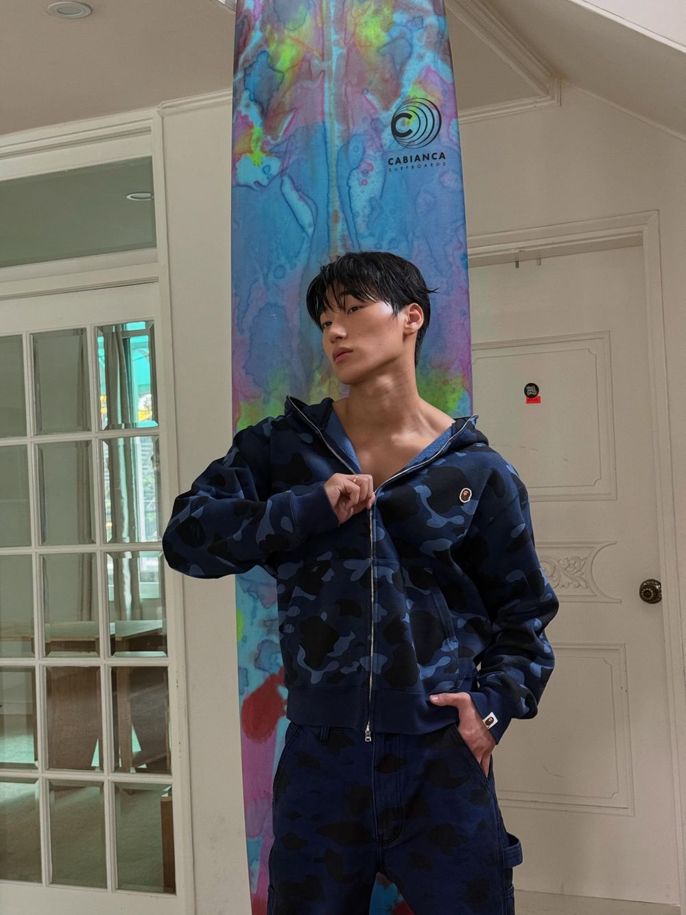 這男人穿什麼都性感！ATEEZ崔傘拍攝BAPE形象「連帽外套半開」超犯規、同款白T也想擁有！-7