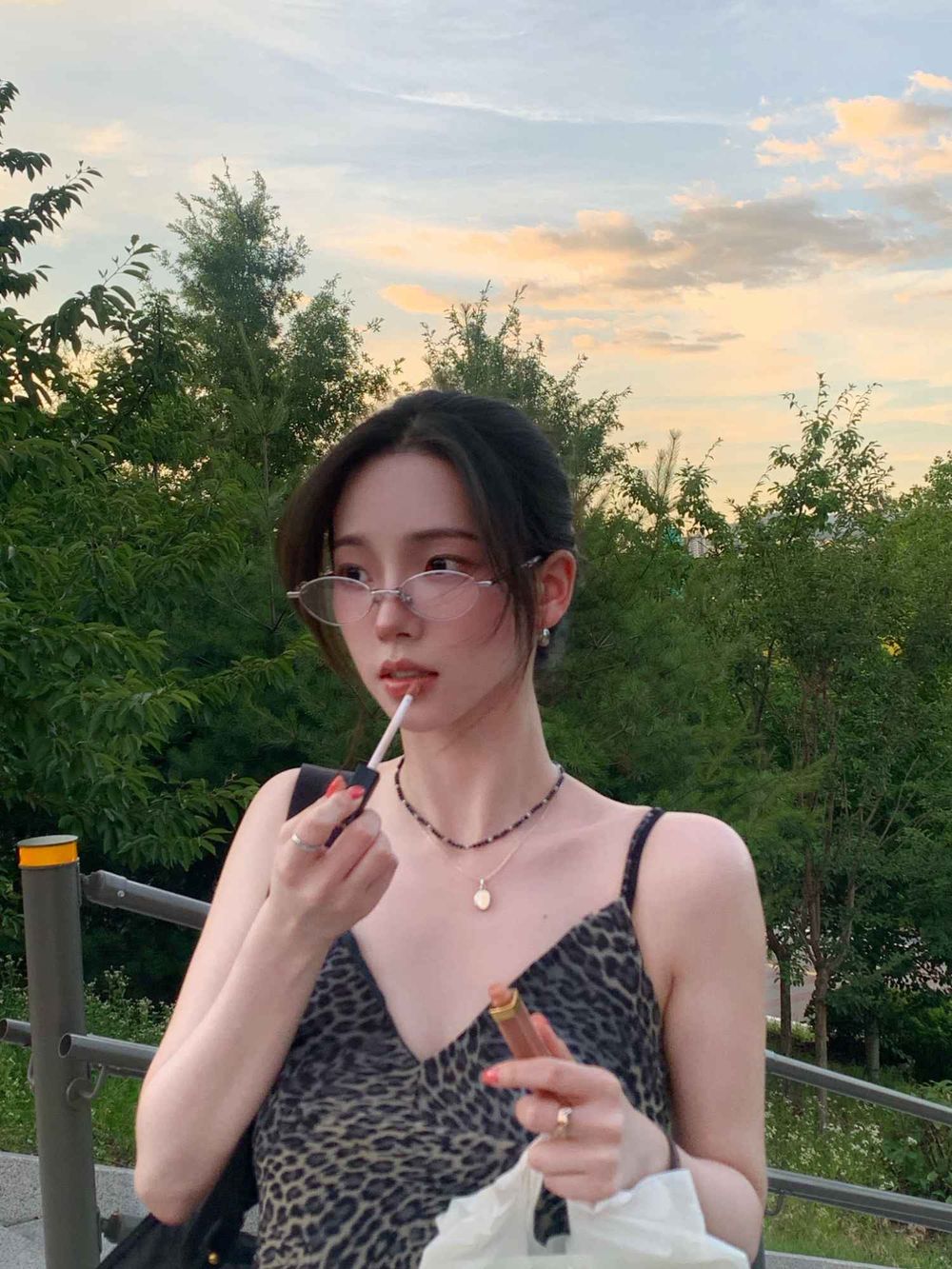 夏天「甜美辣妹」怎麼穿？6個穿搭公式一次學會！加副眼鏡辣感加倍、照著穿就超有韓妞感！-12