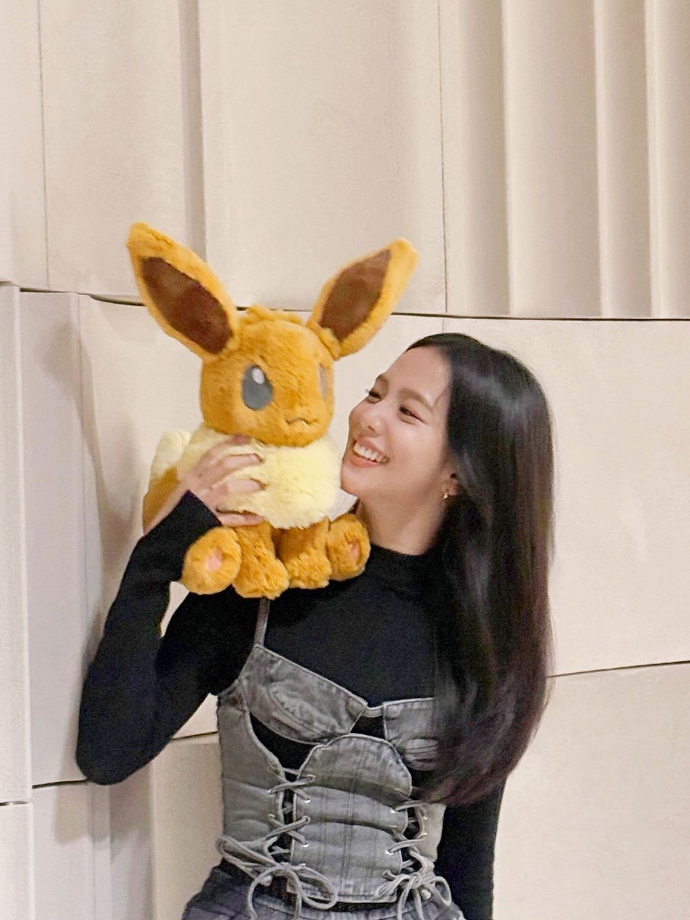 韓星都在瘋寶可夢！崔傘最愛百變怪、V戴可達鴨頭套衝寶可夢樂園、Jisoo還跟伊布推聯名周邊？-9