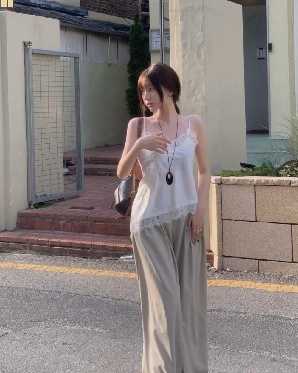 今年夏天「蕾絲背心」真的紅翻！韓妞6招必勝搭配法！牛仔褲絕不踩雷、隨便搭都美到原圖直出！-6