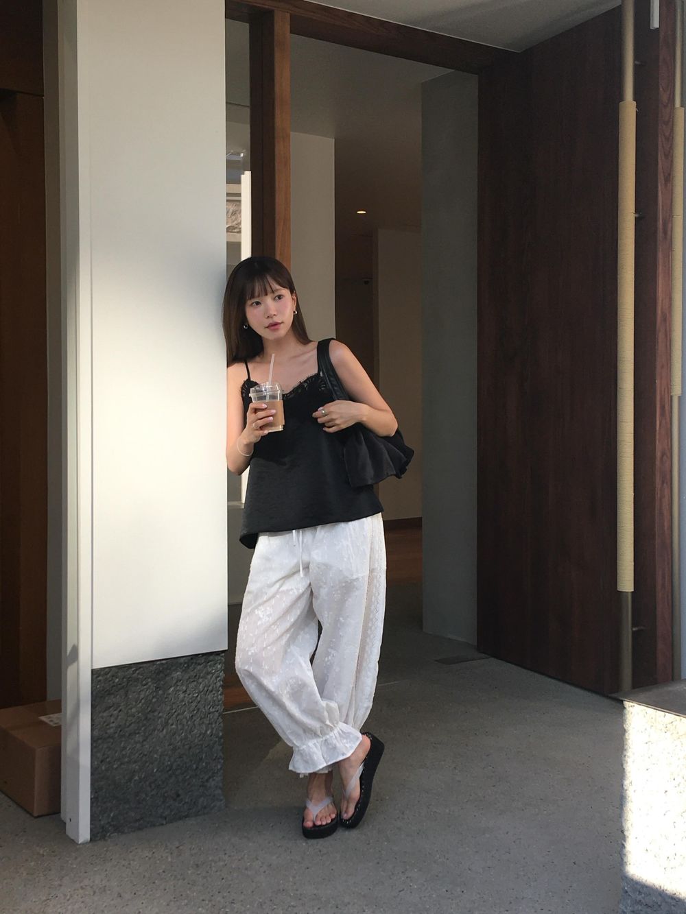今年夏天「蕾絲背心」真的紅翻！韓妞6招必勝搭配法！牛仔褲絕不踩雷、隨便搭都美到原圖直出！-11
