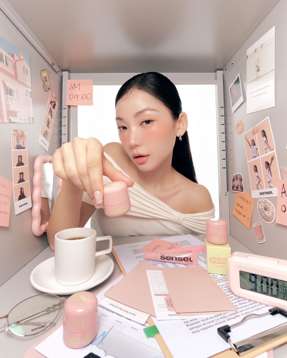一抹去班味！韓女辦公室必備「時間腮紅棒」，眼唇頰五分鐘搞定，早上清甜元氣、下班換「這色」神秘又知性！-4