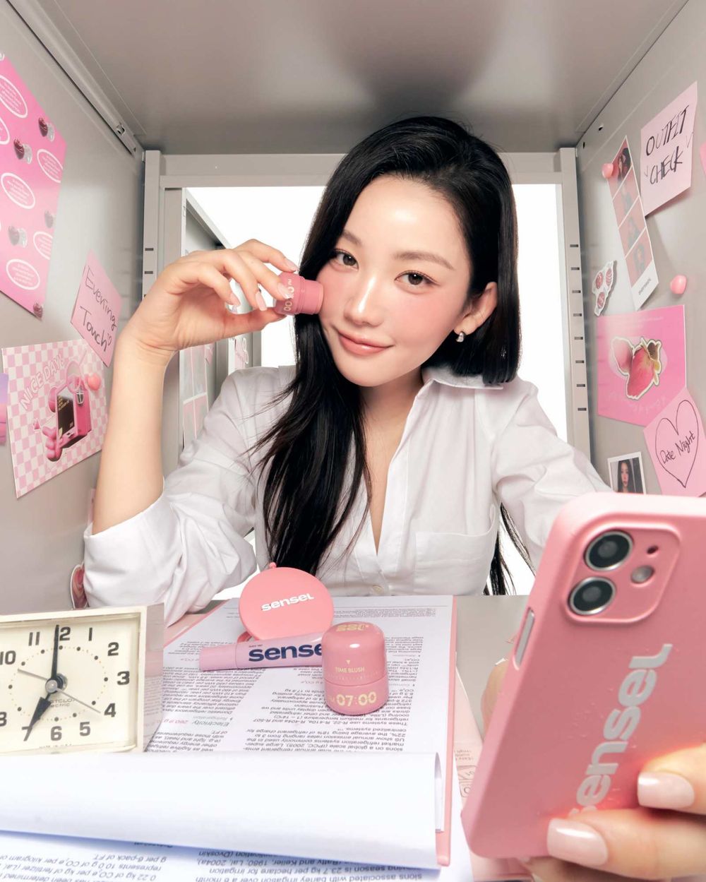 一抹去班味！韓女辦公室必備「時間腮紅棒」，眼唇頰五分鐘搞定，早上清甜元氣、下班換「這色」神秘又知性！-2
