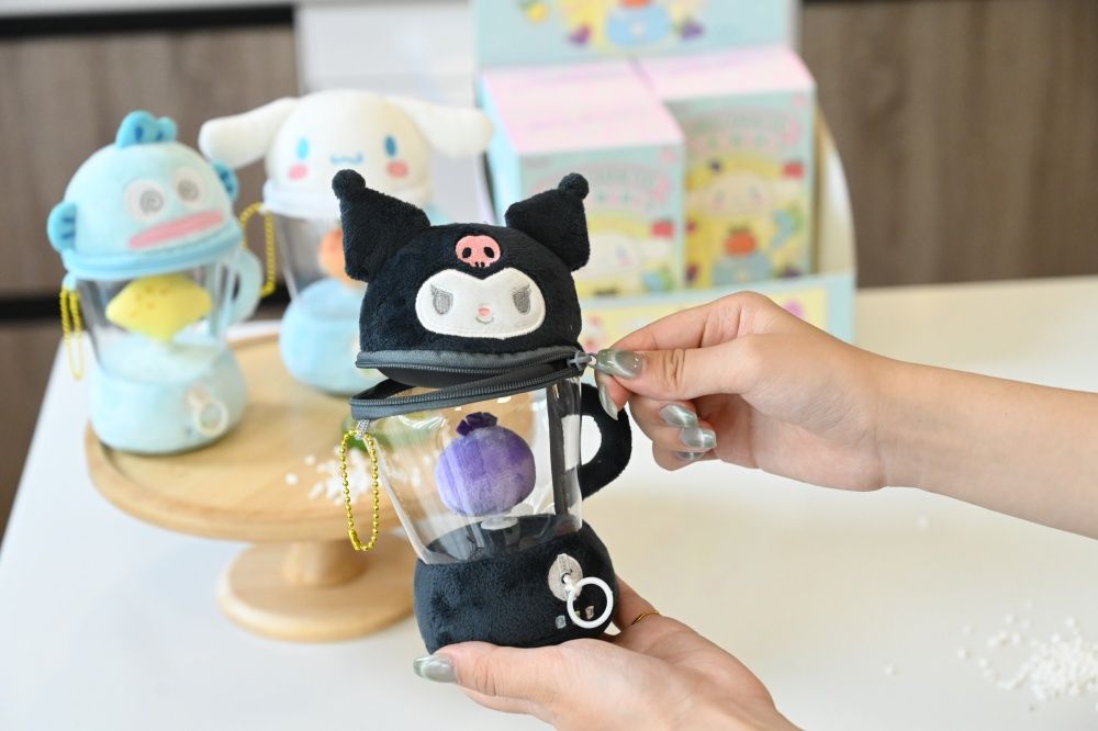 《玩具總動員5》新品太可愛！「莉莉板絨毛吊飾、草裙三眼怪玩偶、胡迪收納包」百元就能收！-4