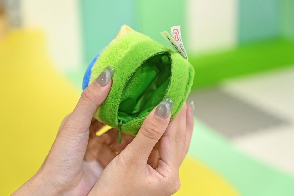 《玩具總動員5》新品太可愛！「莉莉板絨毛吊飾、草裙三眼怪玩偶、胡迪收納包」百元就能收！-13