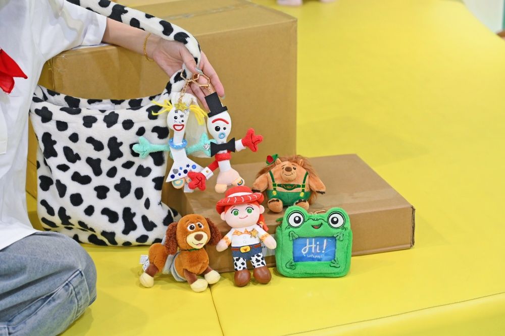 《玩具總動員5》新品太可愛！「莉莉板絨毛吊飾、草裙三眼怪玩偶、胡迪收納包」百元就能收！-9