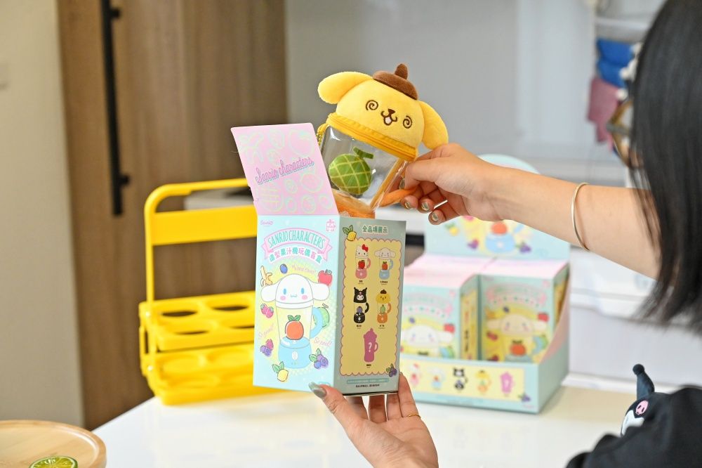 《玩具總動員5》新品太可愛！「莉莉板絨毛吊飾、草裙三眼怪玩偶、胡迪收納包」百元就能收！-3