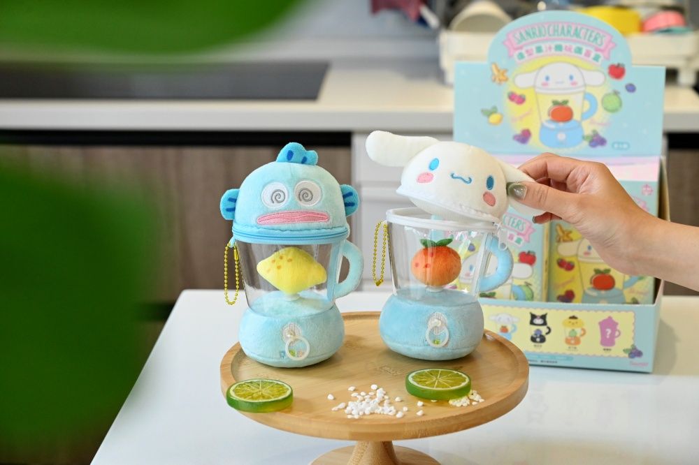 《玩具總動員5》新品太可愛！「莉莉板絨毛吊飾、草裙三眼怪玩偶、胡迪收納包」百元就能收！-5
