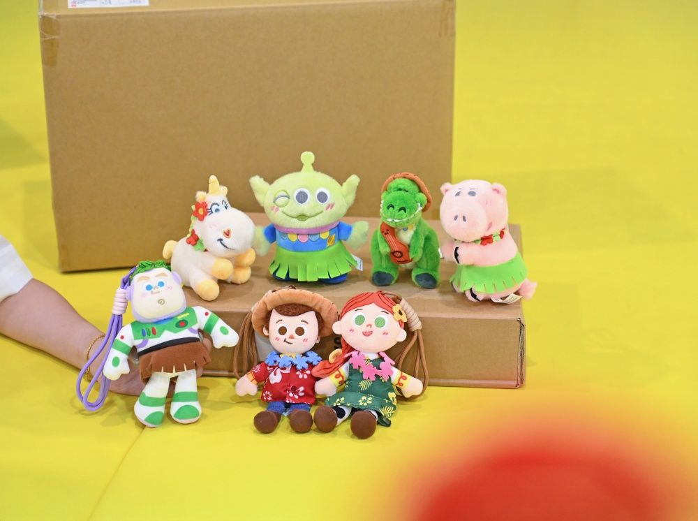 《玩具總動員5》新品太可愛！「莉莉板絨毛吊飾、草裙三眼怪玩偶、胡迪收納包」百元就能收！-10