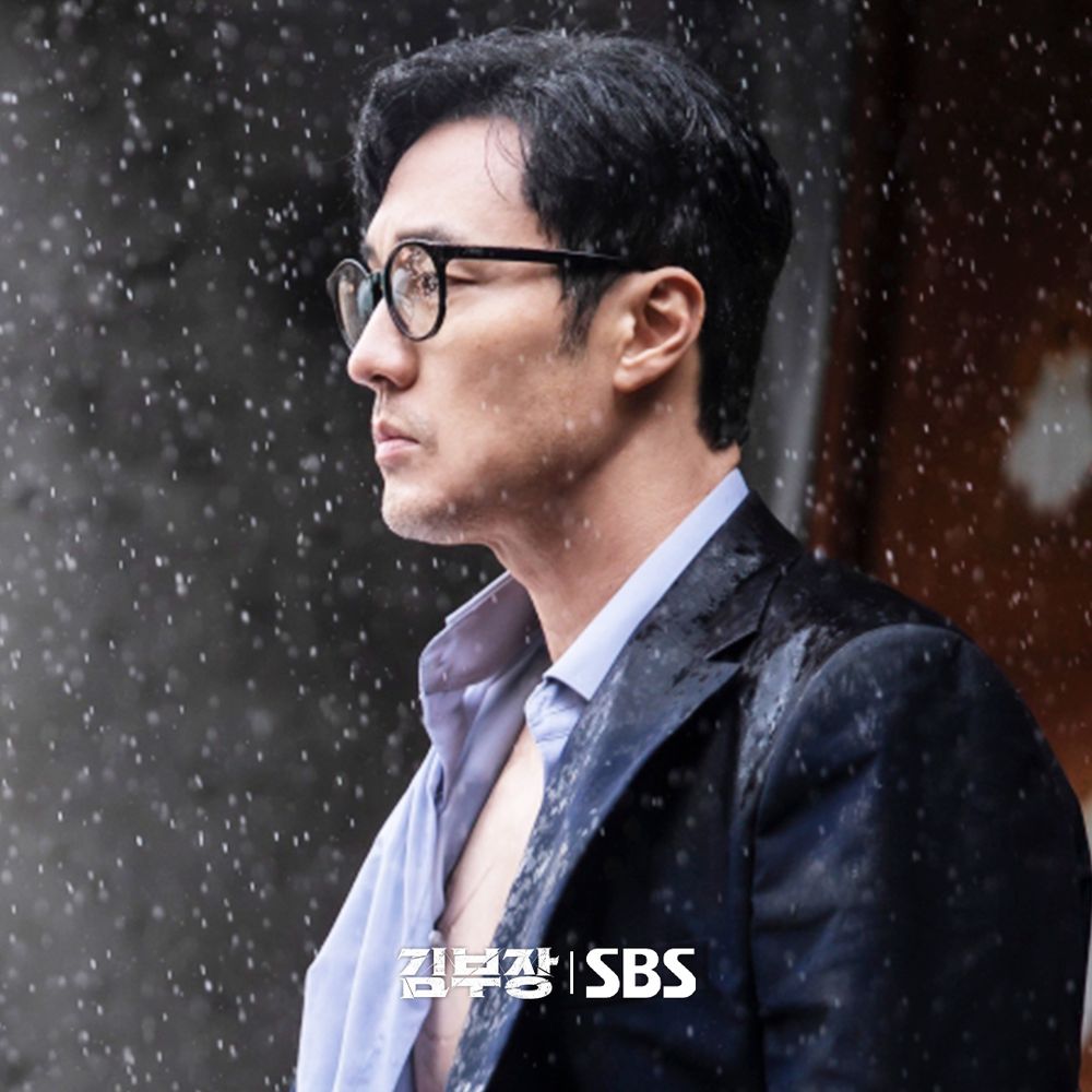 韓版最強老爸來了！蘇志燮《金特務：本色回歸》48歲「特務級精壯身材」超驚人、女兒傻瓜人設大反差！-15