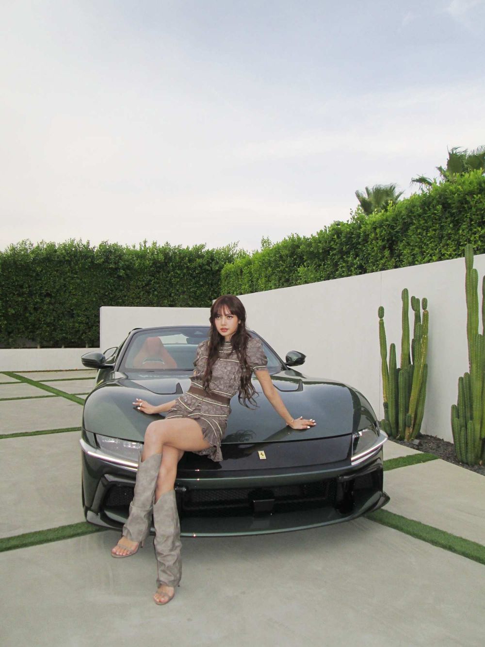 BLACKPINK四仙女都開什麼車？Jisoo最愛賓士GLC休旅車、Lisa根本法拉利收藏家！-18