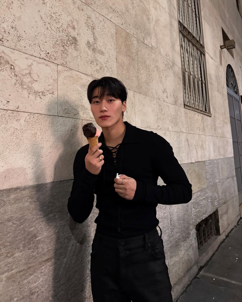 這身材是真實存在？ATEEZ崔傘「封神黑上衣」造型盤點！倒三角比例太犯規、難怪叫崔有罪！-10