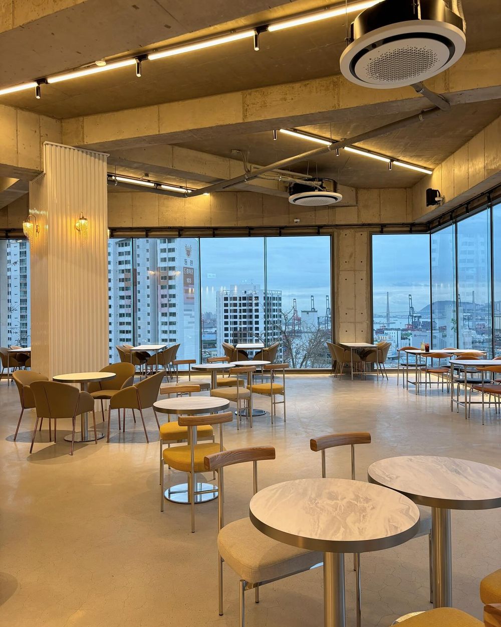 Stray Kids釜山同款餐廳景點懶人包！全員狂吃「這間」豬肉湯飯、海景咖啡廳拍攝背後竟有暖心故事？-25