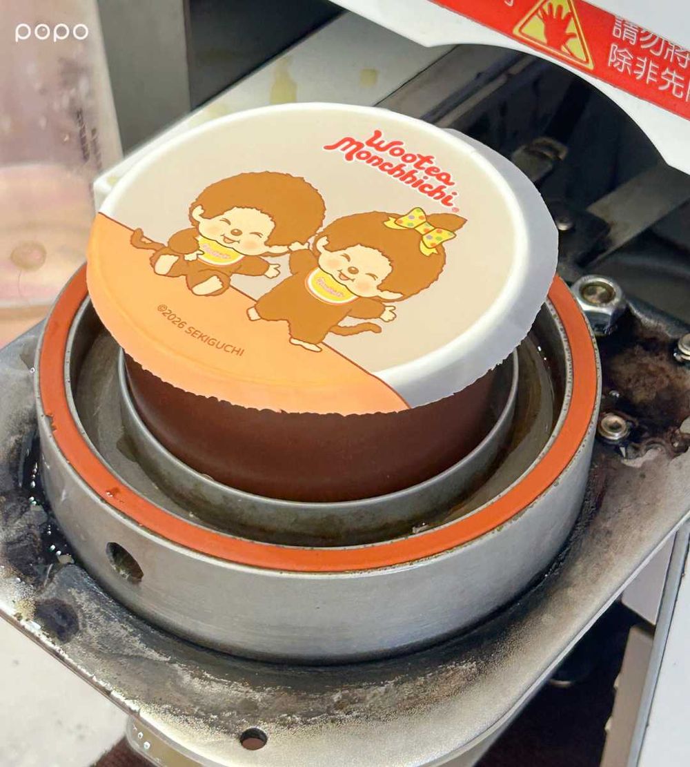 五桐號跟Lisa最愛的蒙奇奇聯名啦！四款聯名杯身+封膜可愛翻、「這八天」買飲料再送立體貼紙！-5
