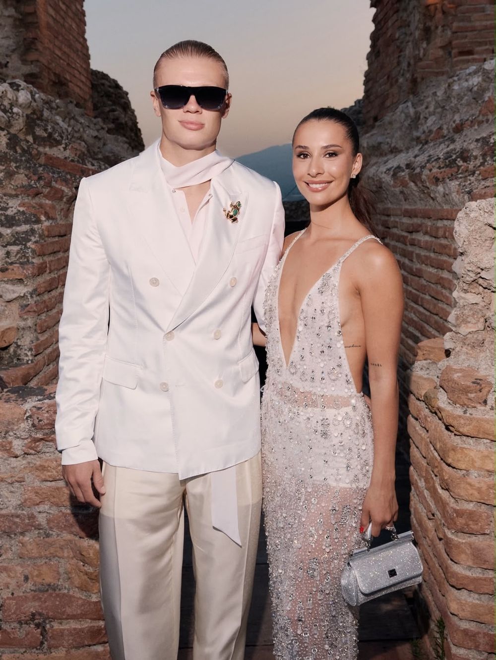 「哈蘭德」踢完世足依舊超忙！秒飛Dolce&Gabbana高訂秀、女友Isabel辣翻天！神級顏值再掀熱議-6