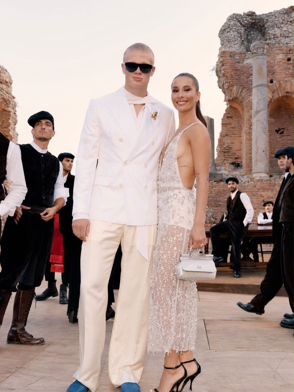 「哈蘭德」踢完世足依舊超忙！秒飛Dolce&Gabbana高訂秀、女友Isabel辣翻天！神級顏值再掀熱議-5