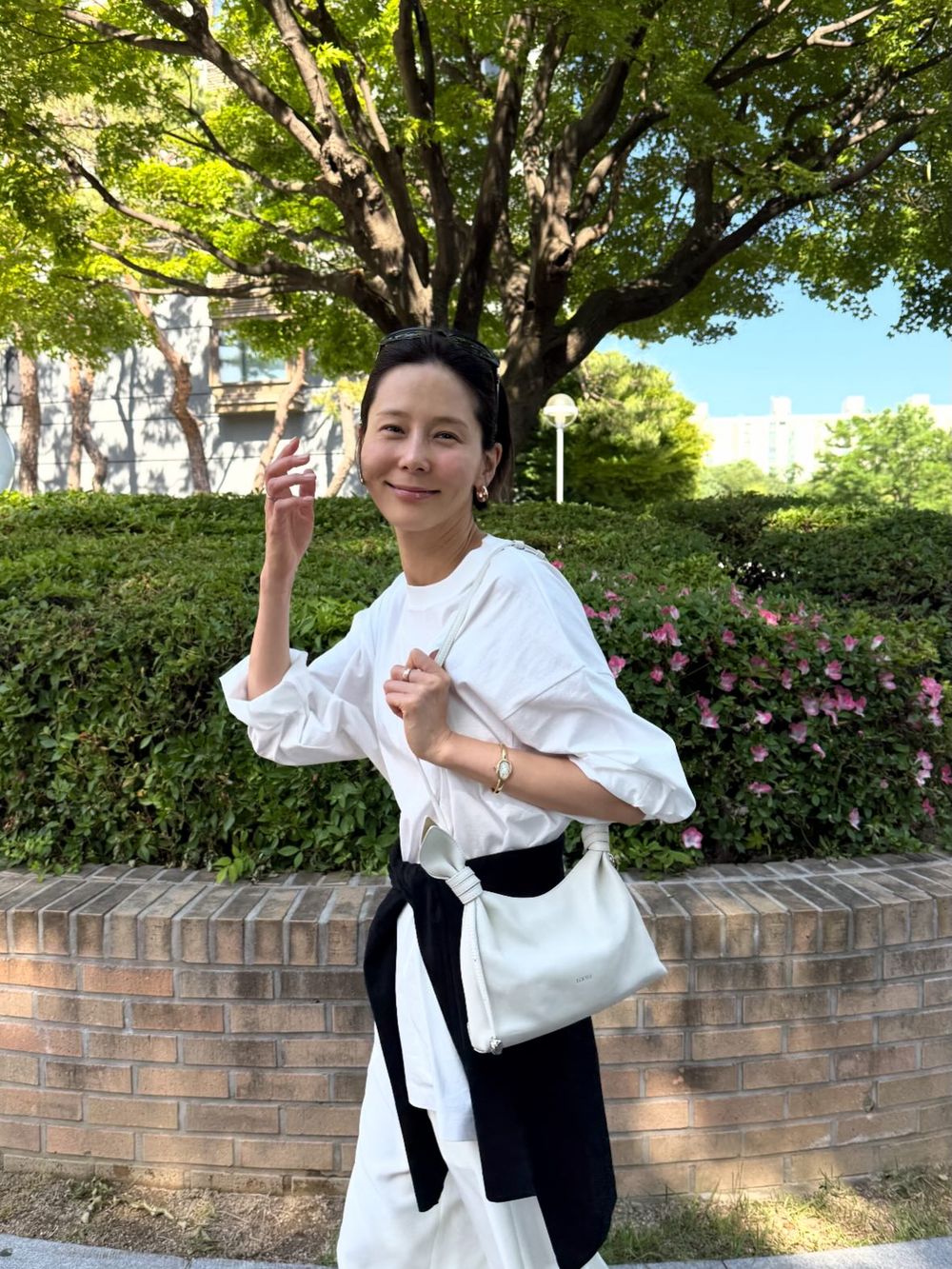 LOEWE又有一咖話題包！超可愛Scarf兔耳包！原來靈感是絲巾、今年買包預算留給它！-12