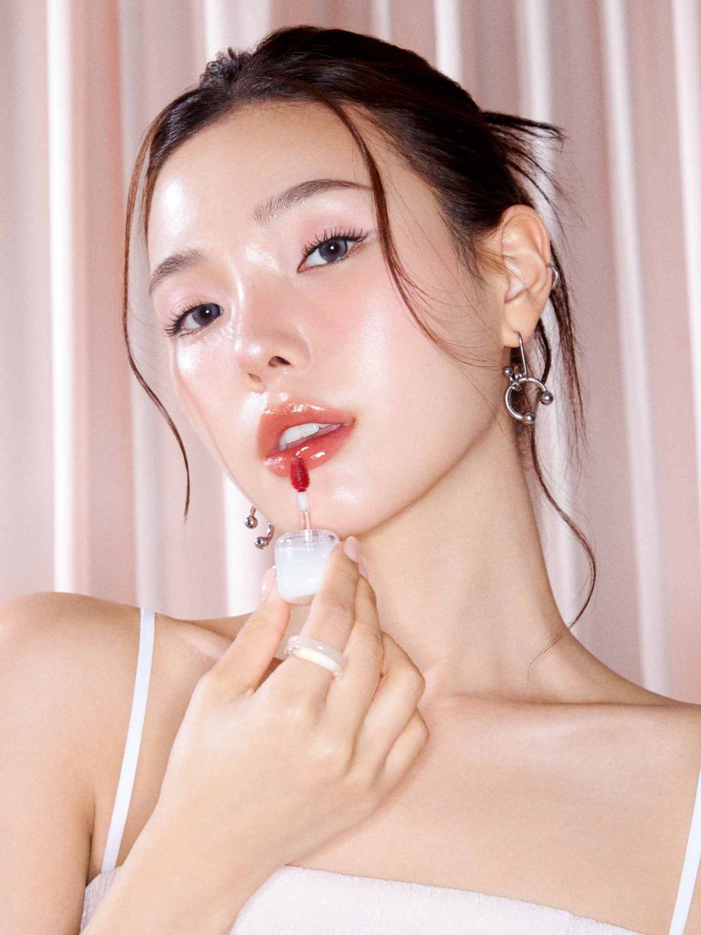 韓女化妝包新寵！小眾果凍豐唇釉一抹解鎖夢幻澎潤琉璃唇，獨家「不抿嘴畫法」疊擦雙唇立體感直接翻倍！-12