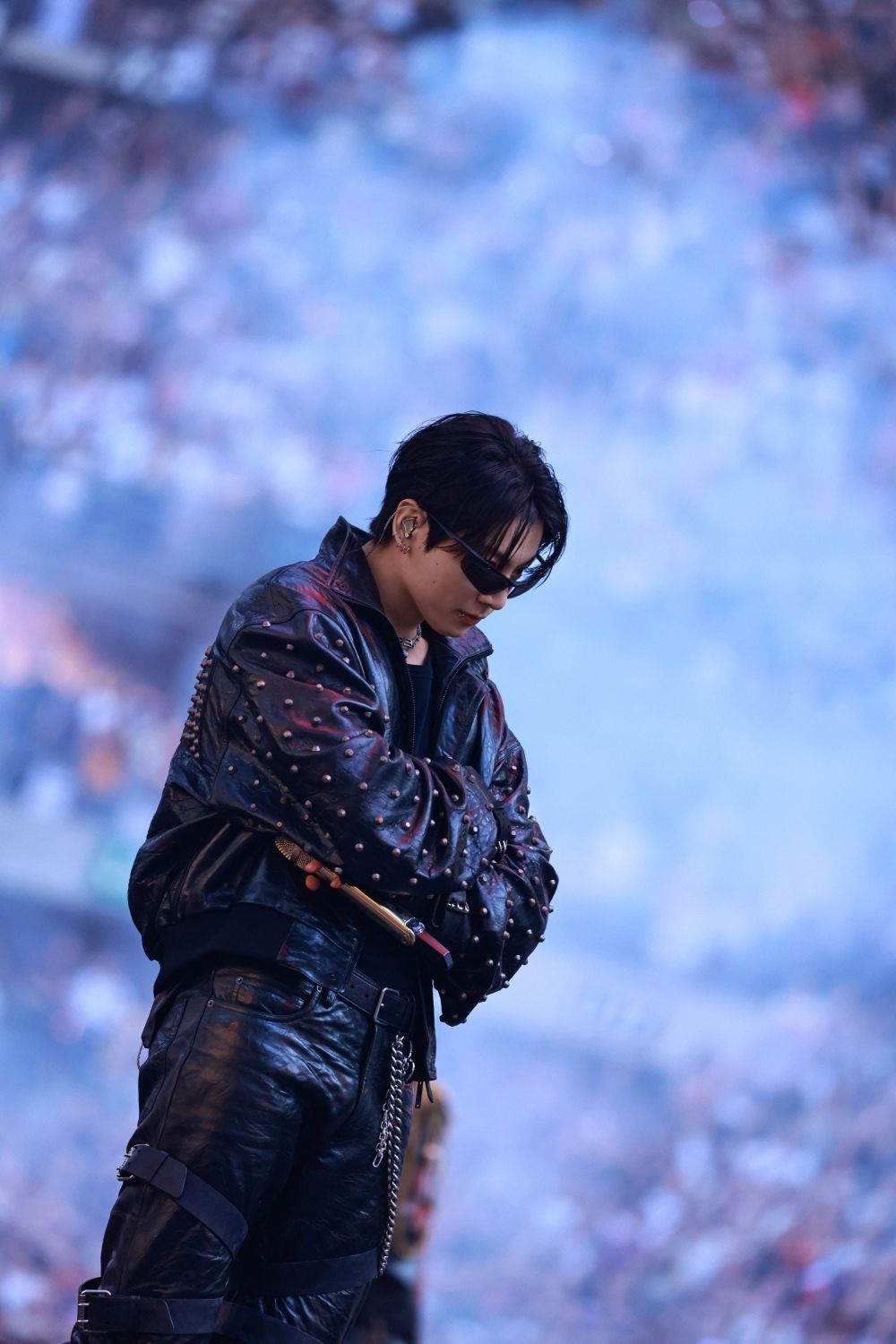 BTS柾國終於在世巡巴黎站穿上最愛的「巴黎世家」訂製服！同場泰亨穿的也是CELINE訂製款！-4
