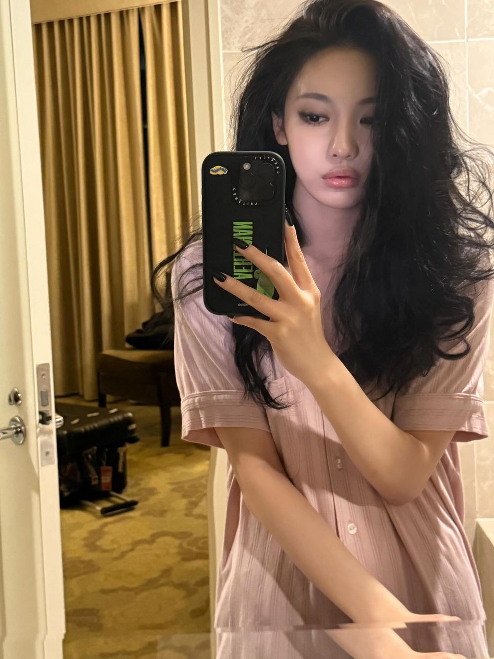 aespa包包裡有什麼？私下愛用隨身美妝公開，Karina無花果護手霜、Winter小香黑蛋，寧寧、吉吉護唇全網爆買！-14