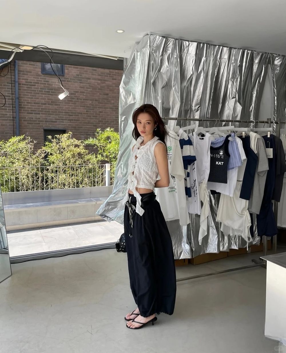 今年夏天只認這雙！韓妞都愛「夾腳貓跟鞋」爆紅穿搭公式一次看！搭五分褲超顯腿長、居然可以搭襪子？！-11