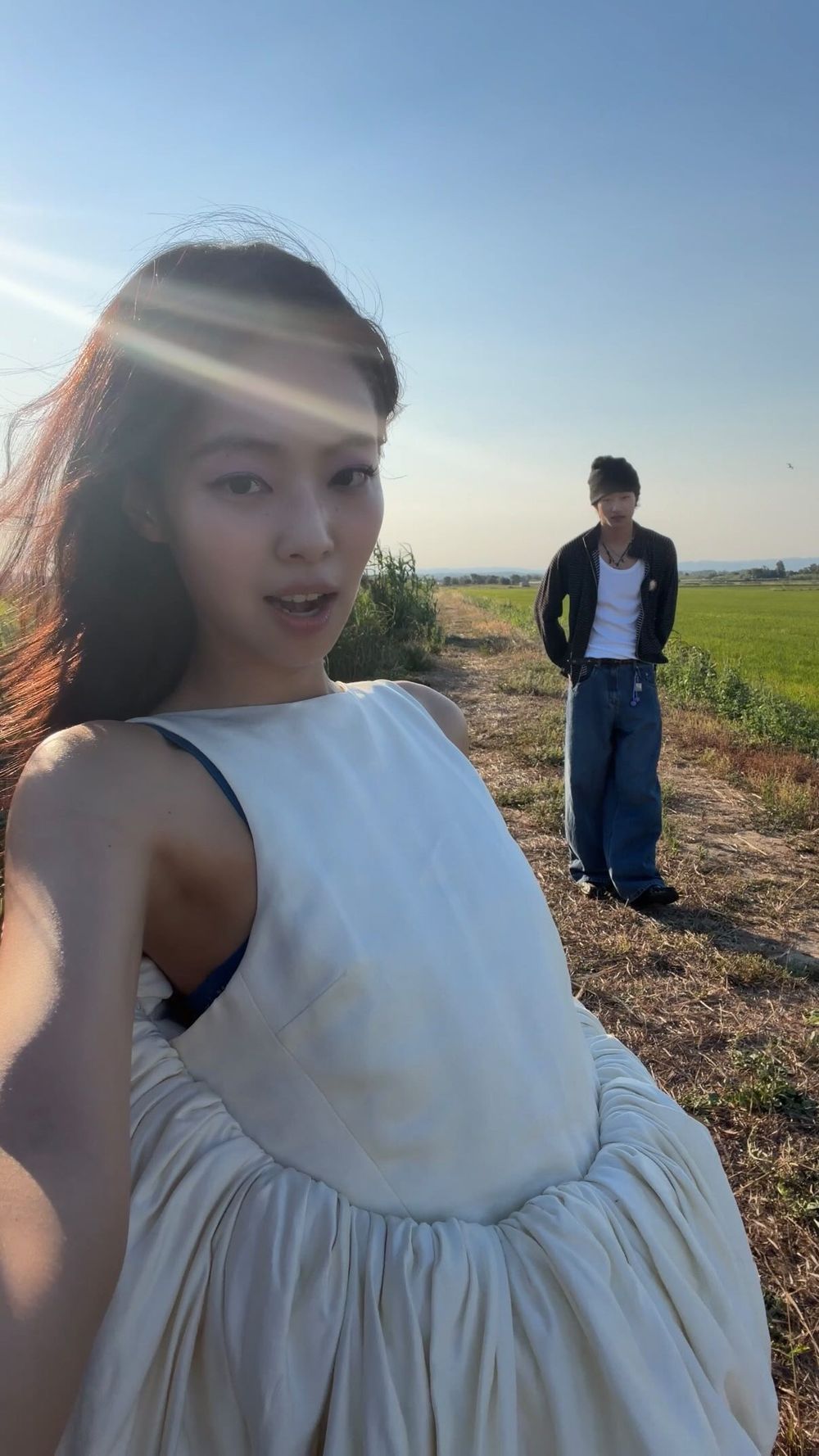 Jennie新歌〈Less Than a Lover〉穿什麼？5套「夏日仙女造型」全解析！每套都是約會度假模範穿搭！-2