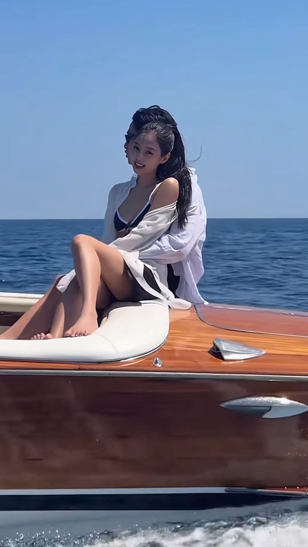 Jennie新歌〈Less Than a Lover〉穿什麼？5套「夏日仙女造型」全解析！每套都是約會度假模範穿搭！-8