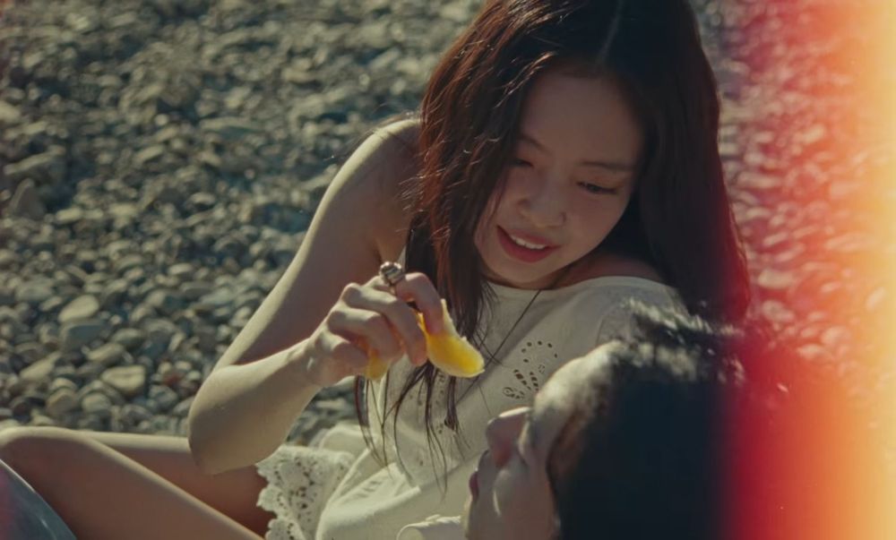 Jennie新歌〈Less Than a Lover〉穿什麼？5套「夏日仙女造型」全解析！每套都是約會度假模範穿搭！-13