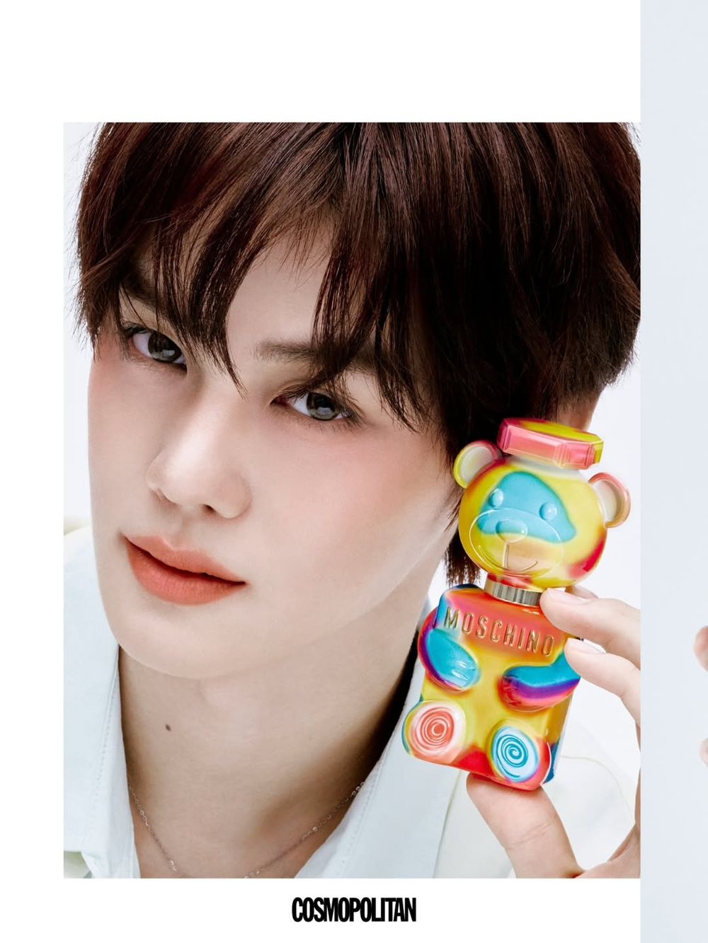 AND2BLE金奎彬首次單人畫報終於公開！化身MOSCHINO軟糖美貌王子，抱緊彩色熊熊香水、萌翻全網！-2
