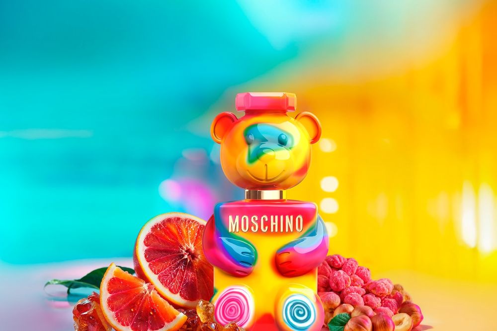 AND2BLE金奎彬首次單人畫報終於公開！化身MOSCHINO軟糖美貌王子，抱緊彩色熊熊香水、萌翻全網！-11