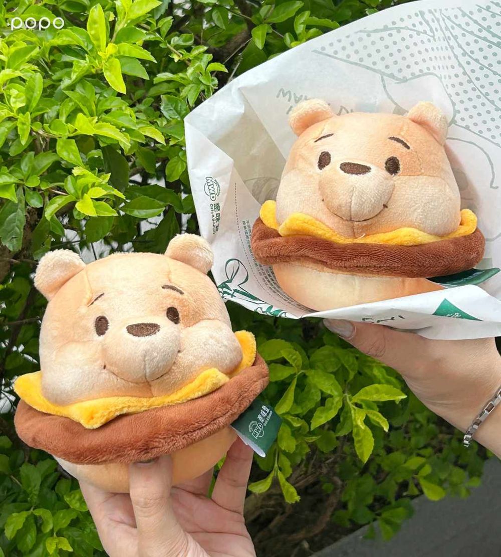 麥味登跟小熊維尼聯名啦！圓滾滾「小熊維尼滿分堡吊飾」太欠買、「這樣做」還免費送超可愛小卡！-5