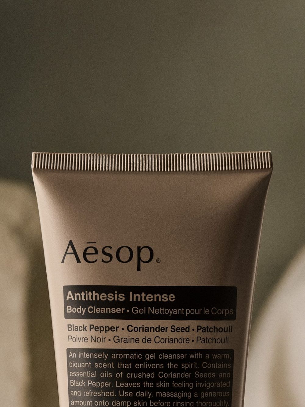 浴室最高級的療癒香氣！Aesop「異想熾香潔膚露」新登場，大膽以黑胡椒＋芫荽籽為主角，冷暖交織的木質辛香太欠買！-8