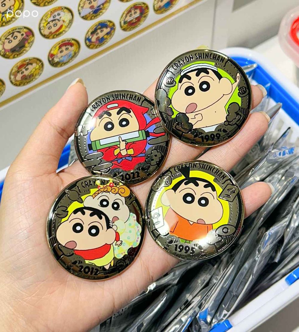 日本必逛「蠟筆小新電影主題店」來台灣了！超可愛「動感飯店小新收納包、電影徽章」必買一次看！-9