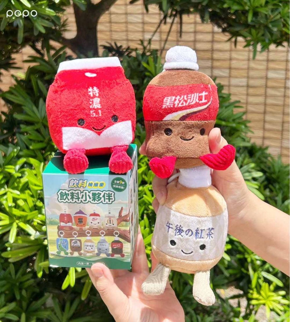 7-11開賣超可愛「Jellycat風」飲料小吊飾！「午後の紅茶奶茶、比菲多、黑松沙士」玩偶全都想帶回家！-3