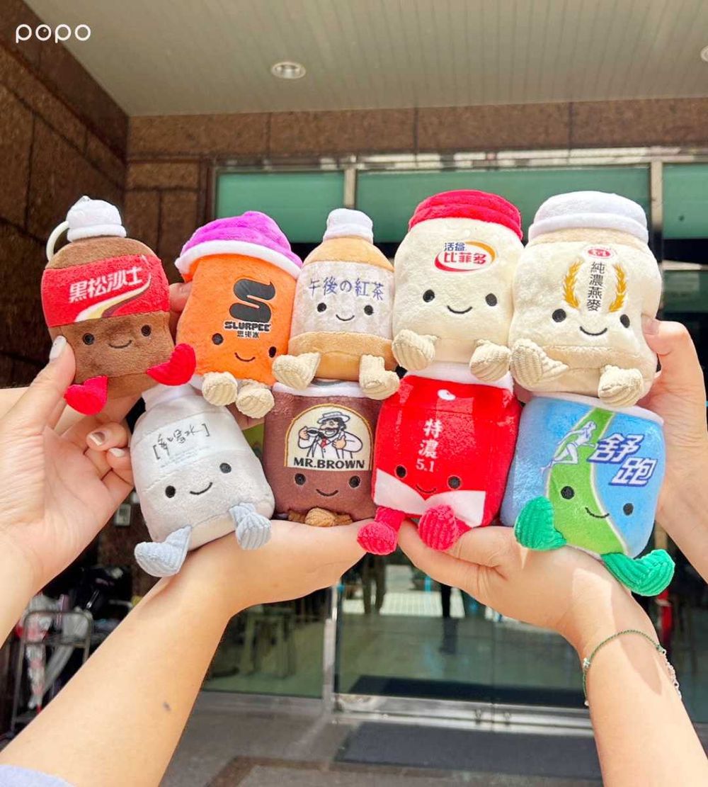 7-11開賣超可愛「Jellycat風」飲料小吊飾！「午後の紅茶奶茶、比菲多、黑松沙士」玩偶全都想帶回家！-2