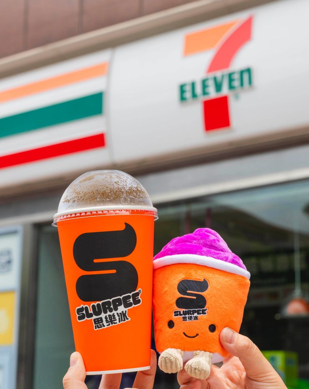 7-11開賣超可愛「Jellycat風」飲料小吊飾！「午後の紅茶奶茶、比菲多、黑松沙士」玩偶全都想帶回家！-6