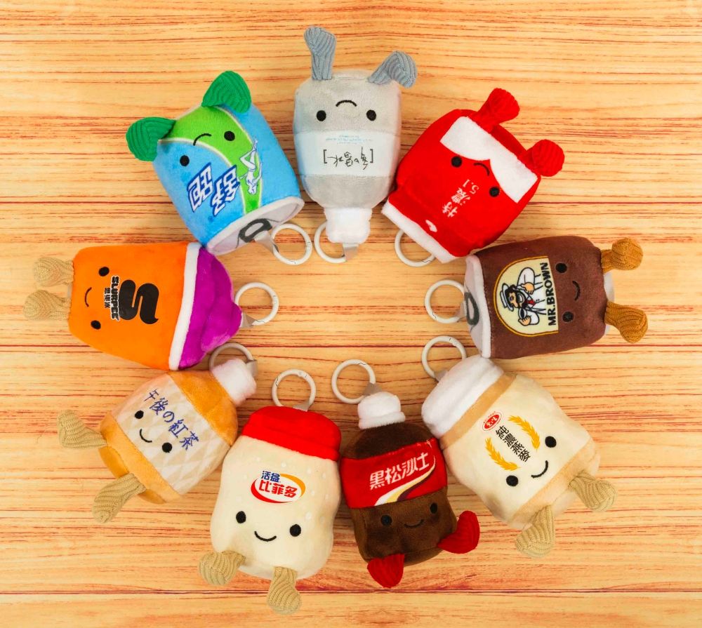 7-11開賣超可愛「Jellycat風」飲料小吊飾！「午後の紅茶奶茶、比菲多、黑松沙士」玩偶全都想帶回家！-8