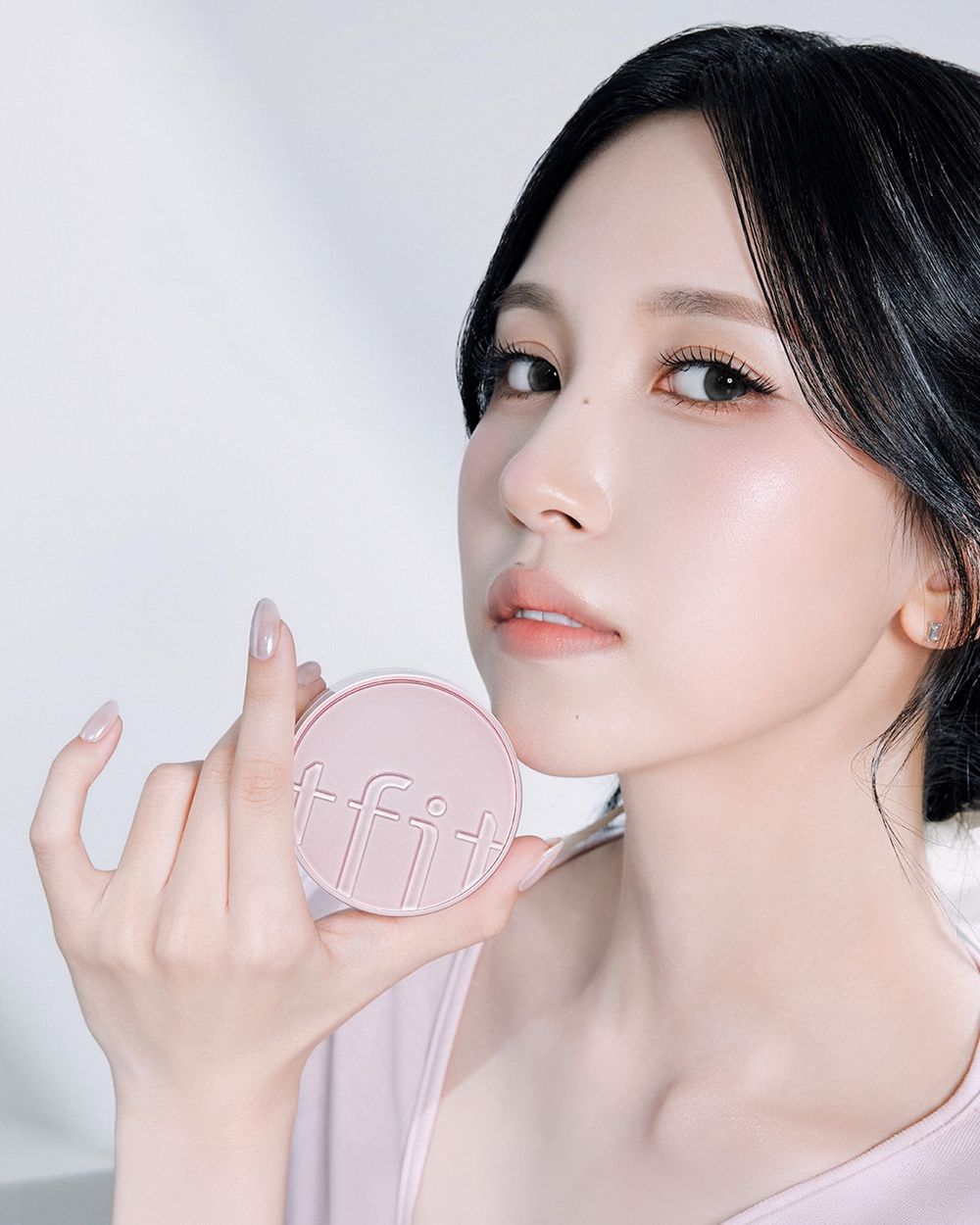 MINA同款「芭蕾高訂水光肌」太美！日韓都在買TFIT仙氣底妝CP，貼妝飾底乳＋寶寶粉光澤蜜粉皮膚亮到發光！-4