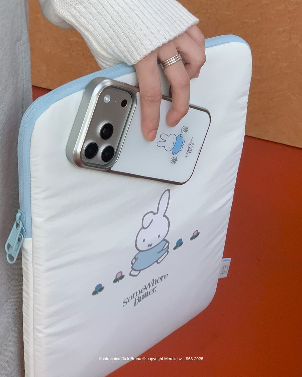 米菲兔粉絲請小心！質感韓牌SOMEWHEREBUTTER聯名miffy ！奶油風「手機殼、電腦包」太可愛！想直接包一套！-4