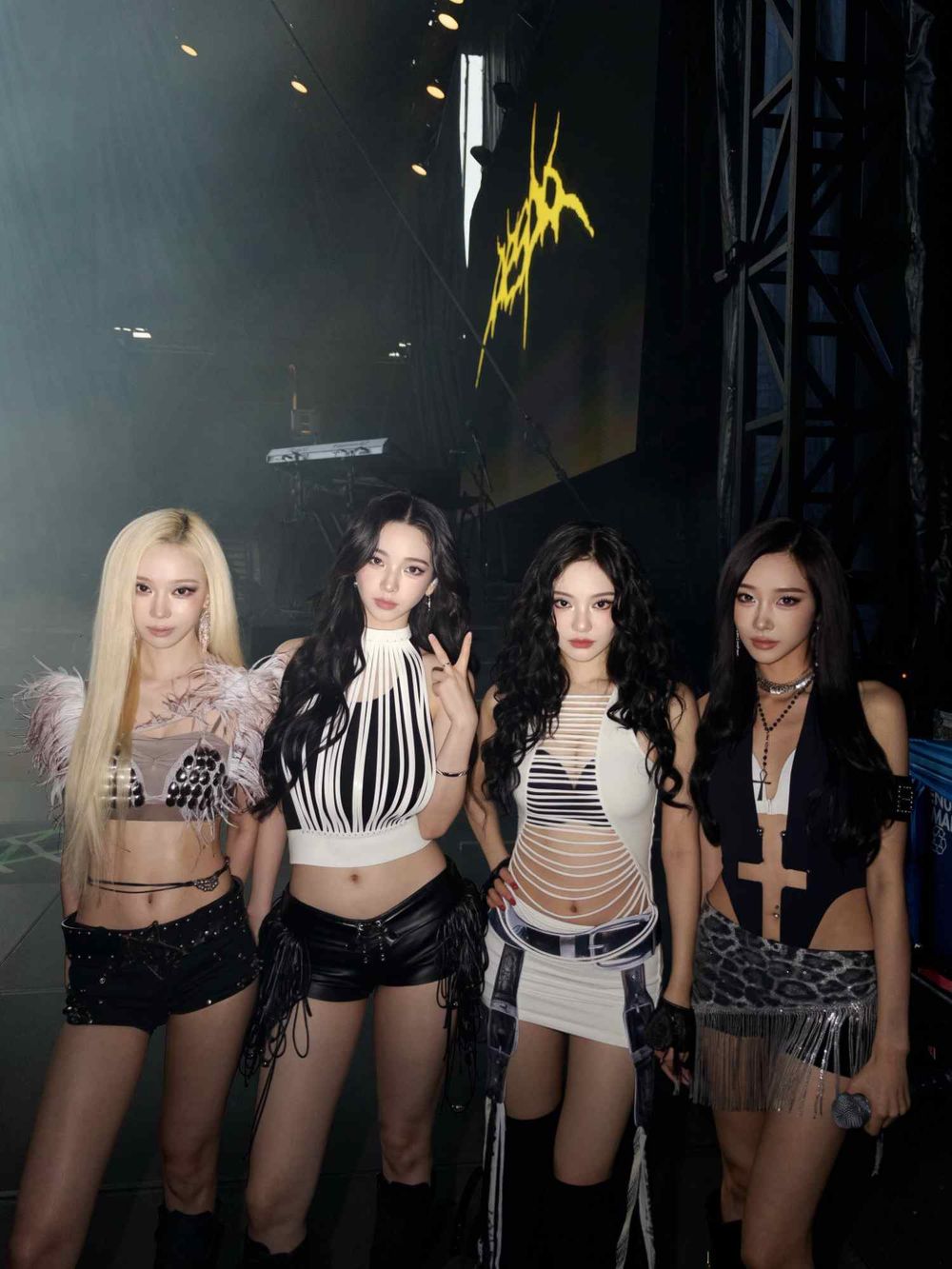真想到現場！眾女神降臨Lollapalooza！Jennie四套「神級換裝」太驚艷、aespa全員到齊辣翻舞台！-8