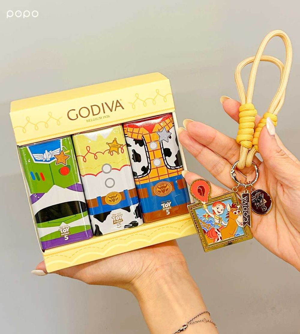 GODIVA跟《玩具總動員5》聯名了！超可愛「胡迪手提鐵盒巧克力、翠絲牛仔巧克力+吊飾」全都要帶回家！-6
