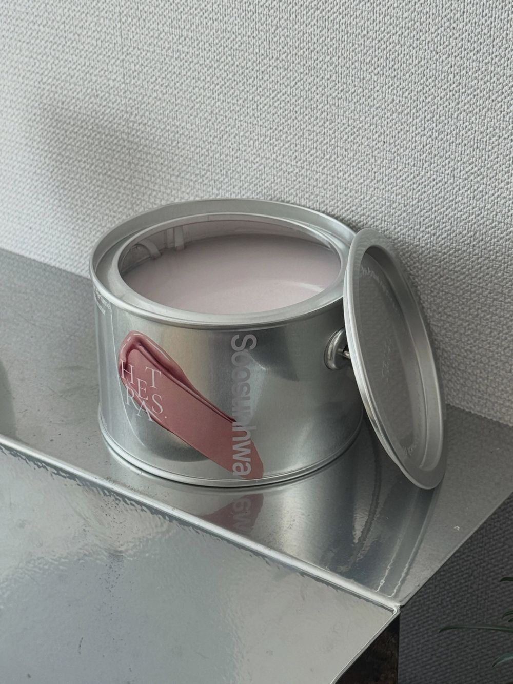 韓系質感居家只差這一步！GD愛用小眾香氛打造「顏料罐除臭劑」，潮濕悶臭通通被吸淨、掛在牆上直接變藝術品！-7