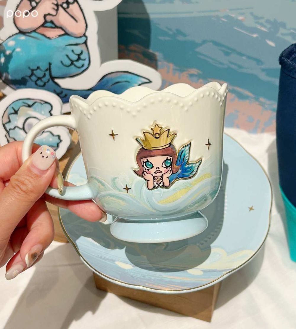 星巴克跟泡泡瑪特聯名了！超精緻「MOLLY海洋精靈不鏽鋼杯、大耳喵小熊玻璃瓶」全都太想收！-4