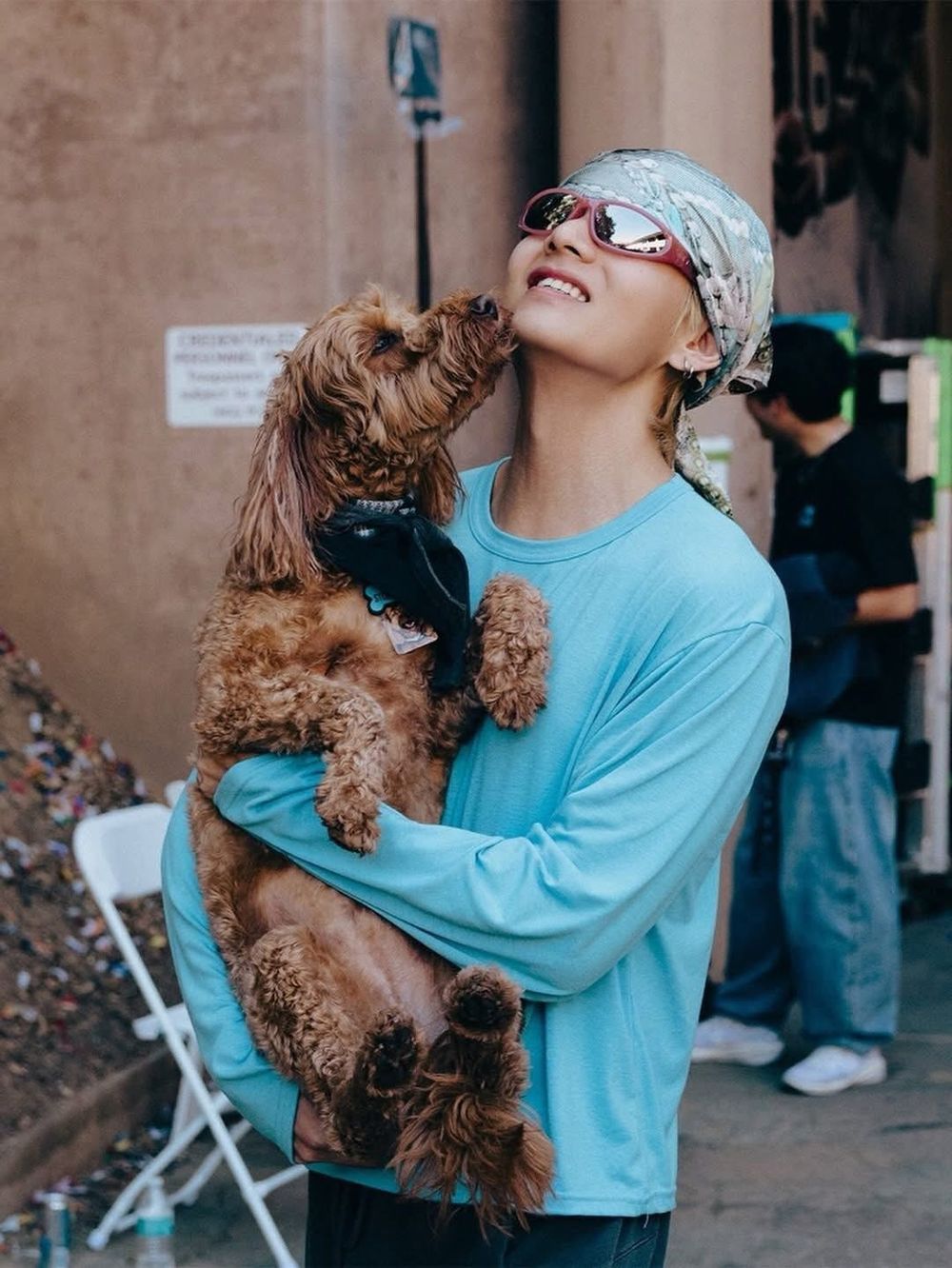 BTS竟然有專屬情緒支援犬！Jimin、V社群都狂曬的狗狗Stoney Blue，正是世巡演唱會「安撫高壓」的團寵！-2
