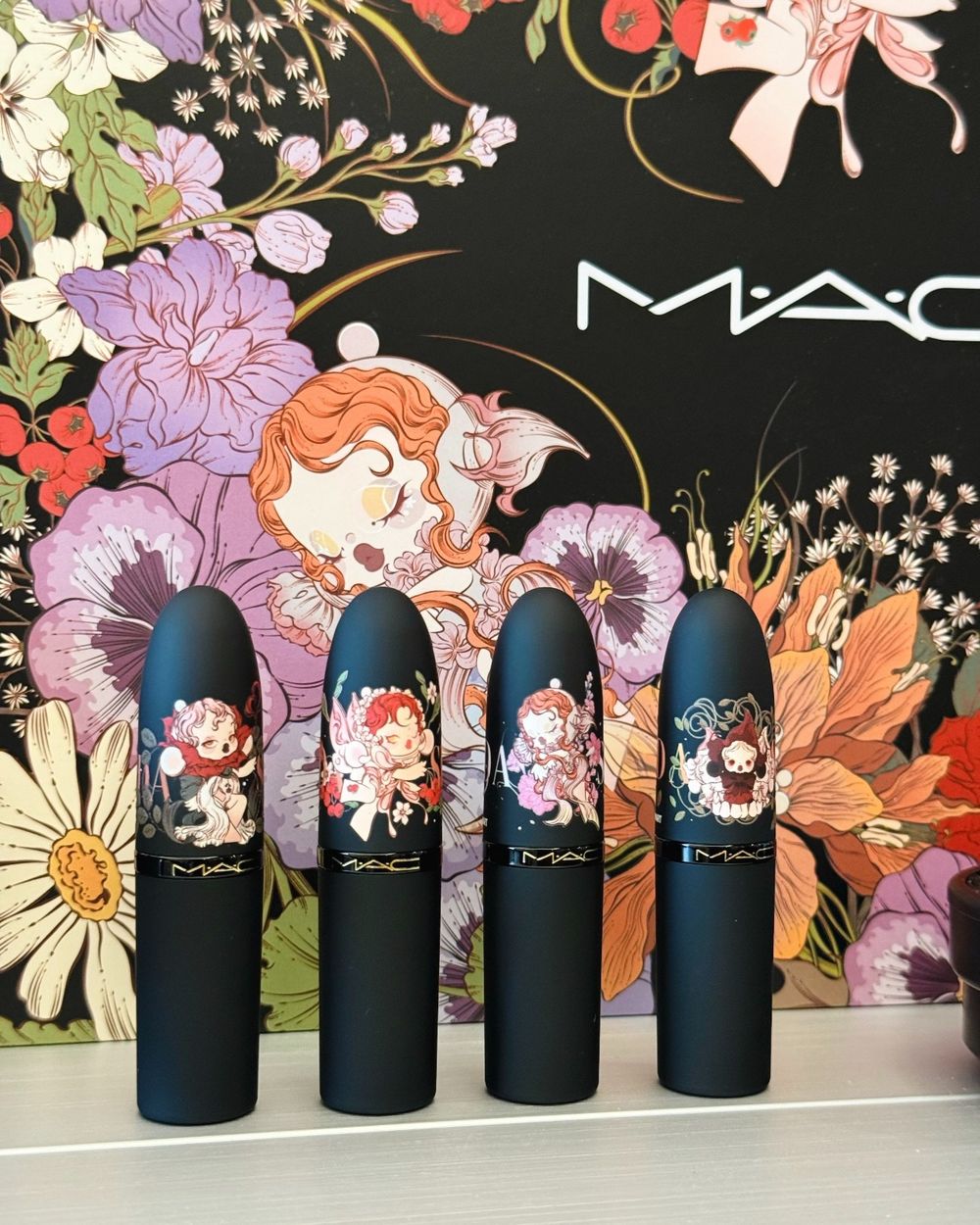POP MART泡泡瑪特迷要瘋了！M·A·C聯名SKULLPANDA彩妝美到像藝術品，玫瑰手持鏡、浮雕氣墊必搶！-22