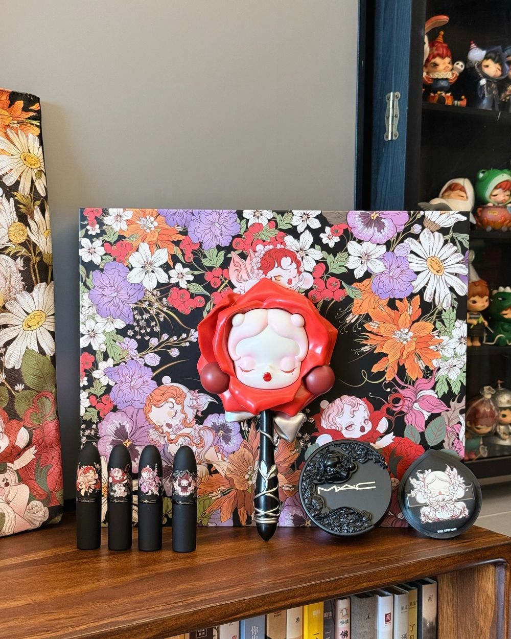 POP MART泡泡瑪特迷要瘋了！M·A·C聯名SKULLPANDA彩妝美到像藝術品，玫瑰手持鏡、浮雕氣墊必搶！-21