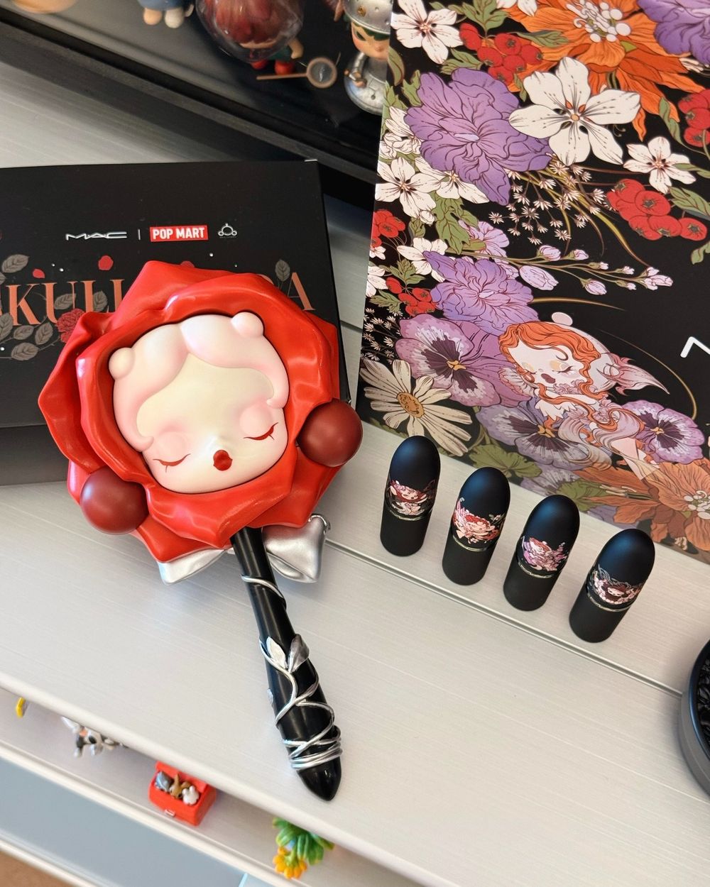 POP MART泡泡瑪特迷要瘋了！M·A·C聯名SKULLPANDA彩妝美到像藝術品，玫瑰手持鏡、浮雕氣墊必搶！-19
