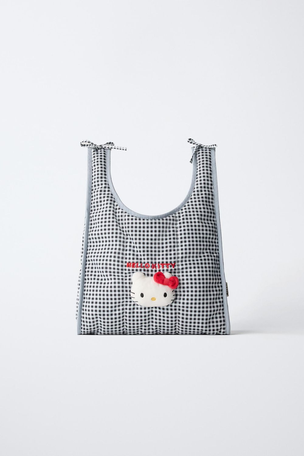 再度敗給ZARA！Kitty新聯名偷偷上架！「格紋蝴蝶結包、托特包」全都有...曬黑娃包必買！-17